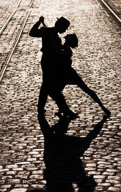 Il mondo si disfa Resta soltanto la forza dell’eros 