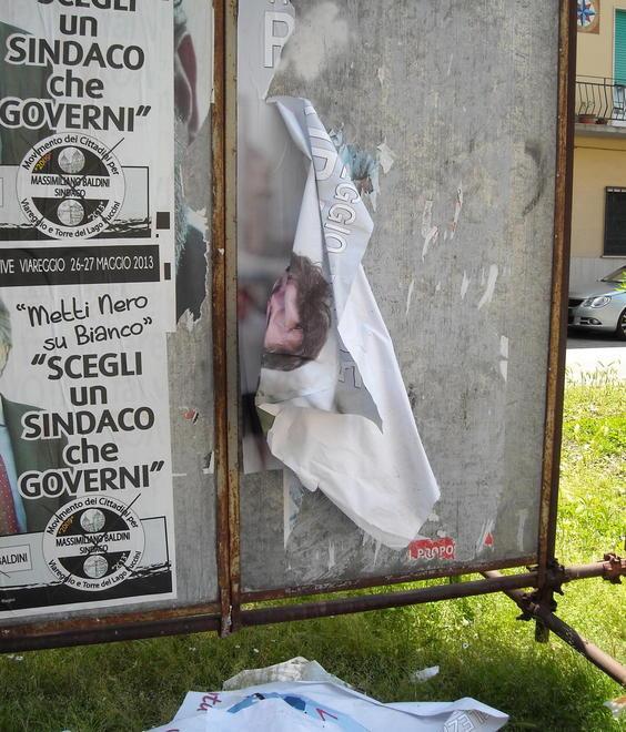 Strappati i manifesti di Betti «Vigliacchi»