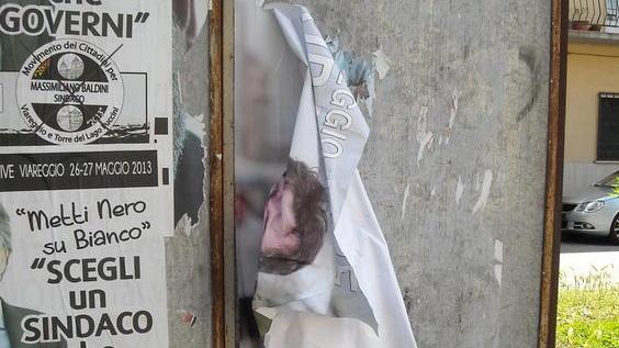 Strappati i manifesti di Betti «Vigliacchi»