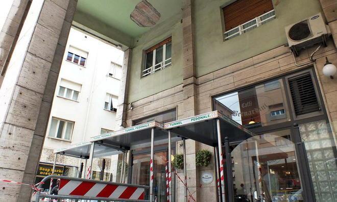 Cadono pezzi di intonaco ai Portici
