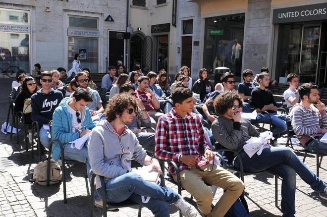 Lezione in piazza Cavour per spiegare il Parlamento europeo 