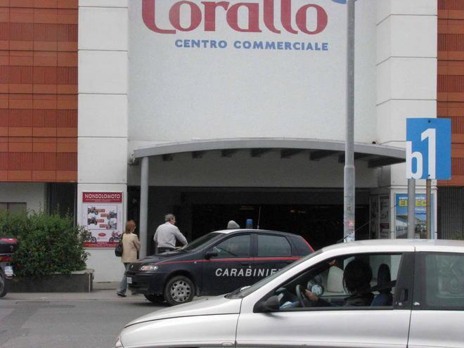 Rubano cosmetici all’Ipercoop, in due in manette 