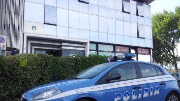 Banditi entrano in banca con la scala: svuotate le cassette di sicurezza