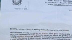 Lo scuolabus rischia di travolgere due bimbi