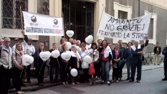 «Basta alle morti per amianto»