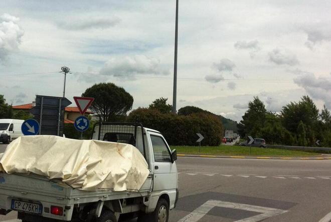 Ancora al buio (e pericolosa) la rotonda del Frizzone