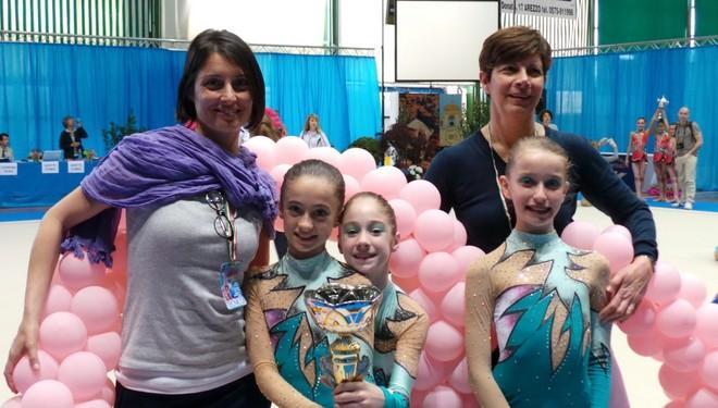 Balzi, clavette e giravolte Super la ginnastica apuana 