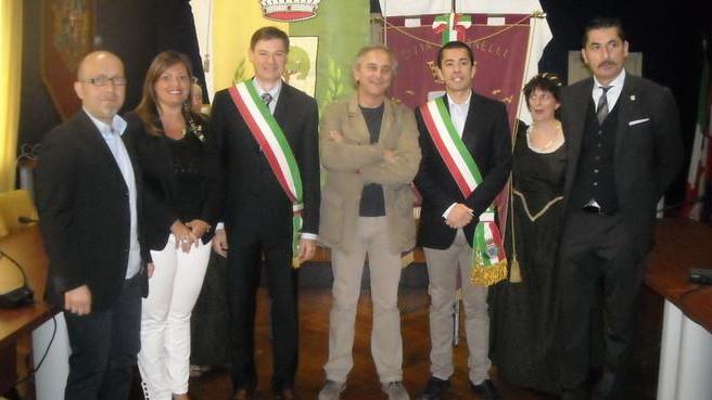 Consegnati al sindaco i drappi del Palio del Cerro