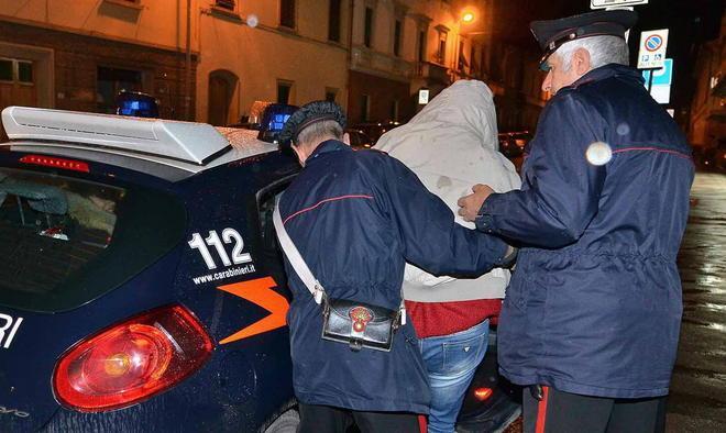 Vede un ladro in azione e lo fa arrestare