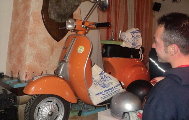 La carica delle Vespe in piazza con la mostra su Mazzoncini