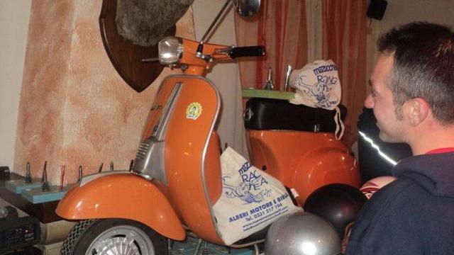 La carica delle Vespe in piazza con la mostra su Mazzoncini
