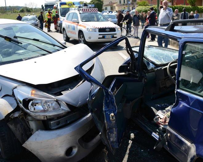 Incastrato tra le lamiere dell’auto dopo un incidente 