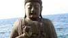 Un Buddha in legno sulla spiaggia della Madonna