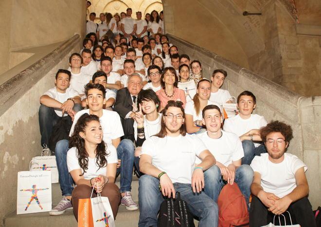 Dialoghi sull’uomo con un esercito di studenti-volontari 