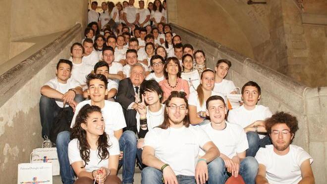 Dialoghi sull’uomo con un esercito di studenti-volontari