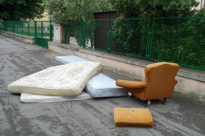 Lasciano alcuni materassi e poltrone davanti alle scuole