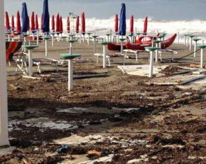 Mareggiata spazza il litorale: balneari in ginocchio 