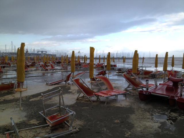 Il mare devasta la spiaggia tra Torre del Lago e Forte dei Marmi 