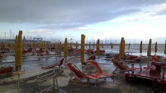 Il mare devasta la spiaggia tra Torre del Lago e Forte dei Marmi