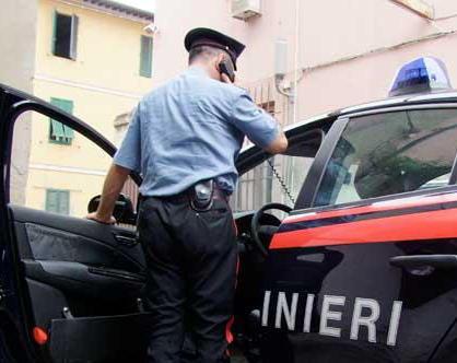Prende a martellate la cassiera di un centro estetico: arrestato 
