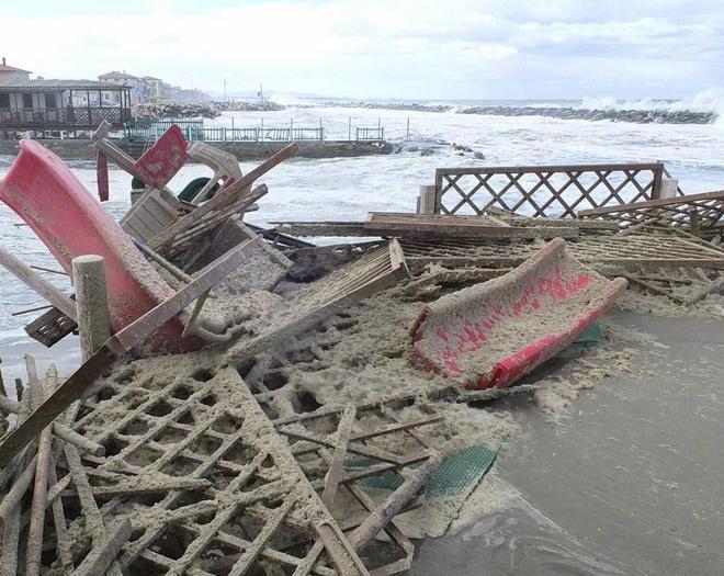 Violenta mareggiata sul litorale pisano: danni ai bagni 