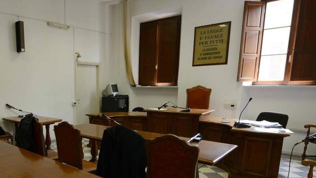 Trovano le auto graffiate, si trasformano in detective e smascherano il vandalo