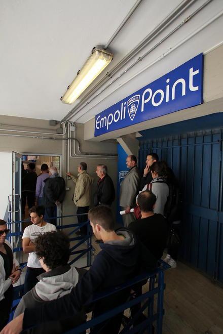 Sale la febbre del popolo azzurro: tifosi in coda per i biglietti 