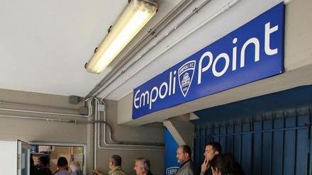 Sale la febbre del popolo azzurro: tifosi in coda per i biglietti