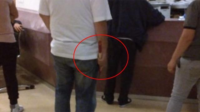 Si mette in fila al Pronto soccorso con un’ascia in mano 