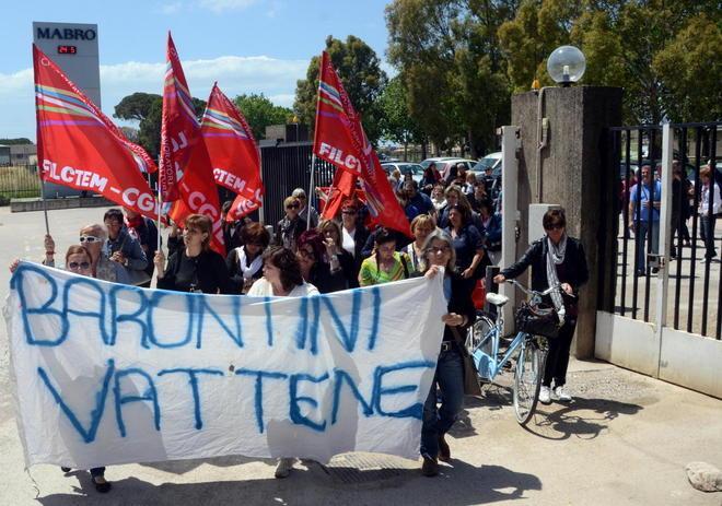 Spettacoli per sostenere la lotta operaia. I lavoratori della Mabro rientrano in sala mensa 