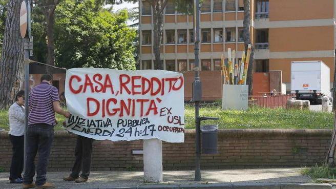 Occupato lo stabile dismesso dell’azienda ospedaliera