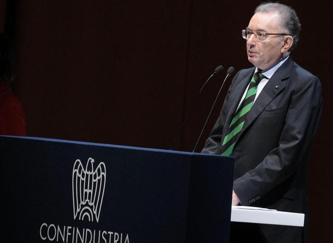 Squinzi con la cravatta nero e verde all’assemblea di Confindustria
