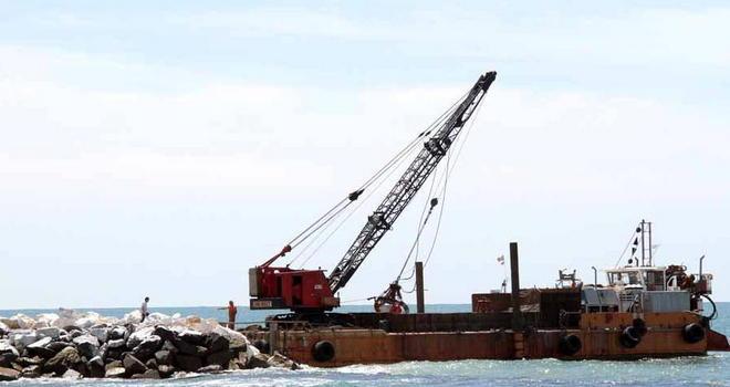 Brugiano, balneari contro il porticciolo 