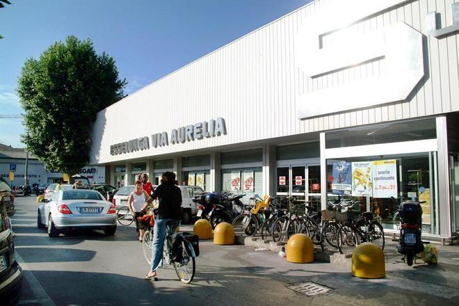 Ruba carne e liquori e poi spintona la guardia giurata: arrestato per rapina 