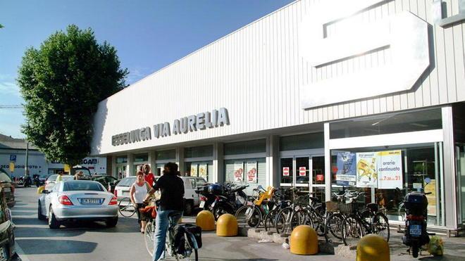 Ruba carne e liquori e poi spintona la guardia giurata: arrestato per rapina