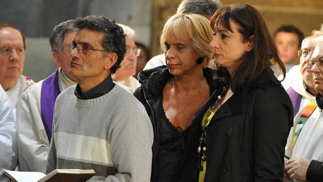 Il cardinal Bagnasco dà la comunione a Luxuria e Regina Satariano