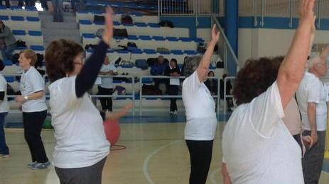 Gli anziani fanno ginnastica alla Bellaria