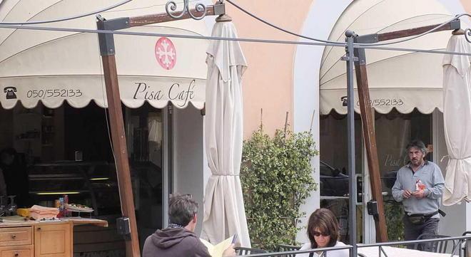 Sfondano la vetrina del bar e rubano duecento euro