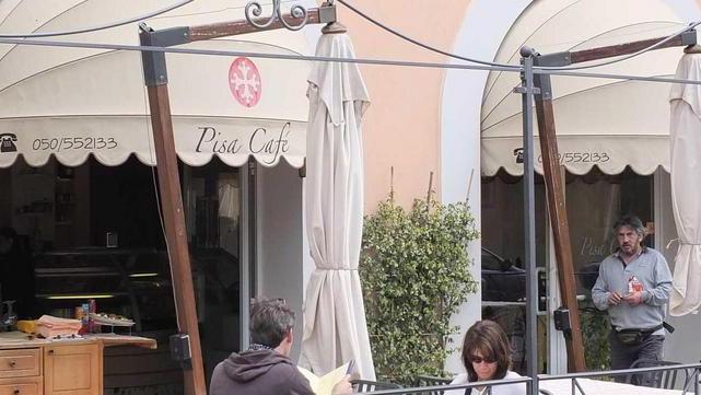 Sfondano la vetrina del bar e rubano duecento euro