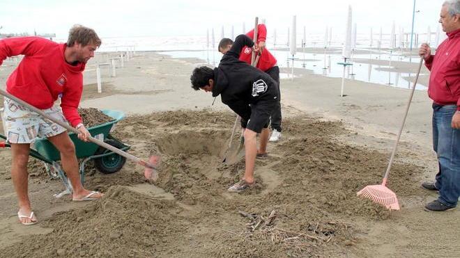Via la sabbia, è riaffiorato il lavarone