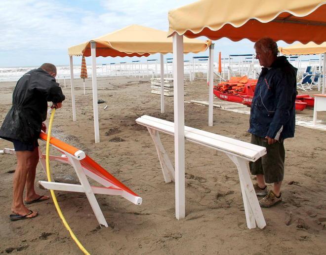 Una notte in spiaggia per tentare di salvare l’intera stagione 