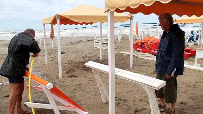 Una notte in spiaggia per tentare di salvare l’intera stagione