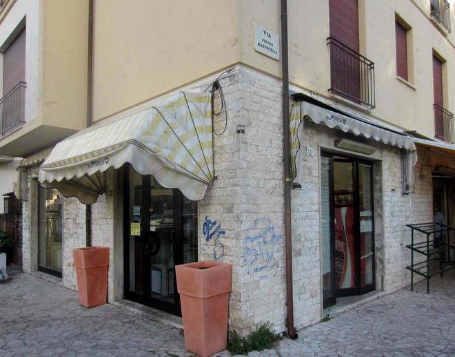 Ottavo furto in pochi mesi I ladri dal tetto nel panificio 
