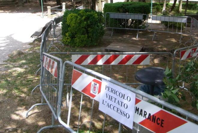 Finisce dentro una buca mentre passeggia