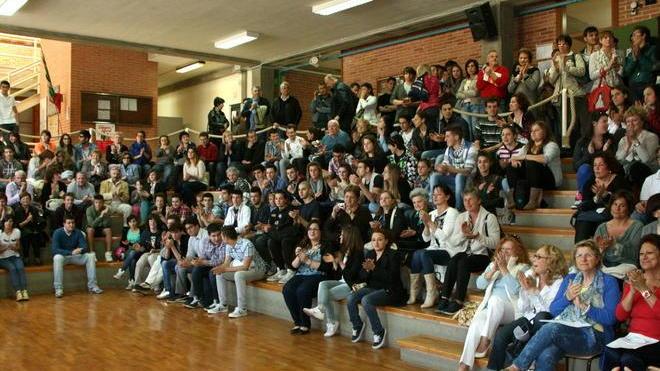 Gli studenti più bravi premiati al Mattei: sono in 100 a sorridere
