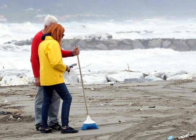 Una maxi mareggiata spazza il litorale 