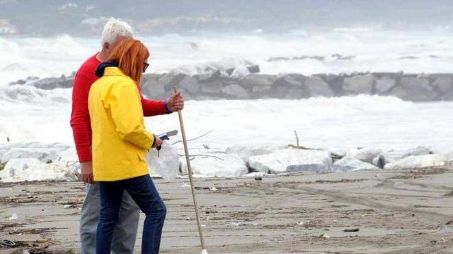 Una maxi mareggiata spazza il litorale