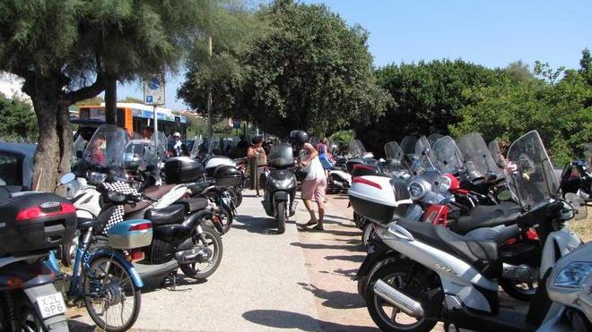 «Scooter e moto sui marciapiedi? Se lo scordino»