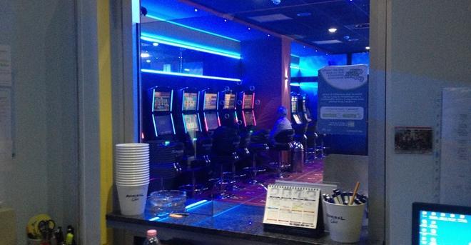 «Dammi i soldi o ti ammazzo» La notte di terrore in sala giochi 