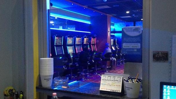 «Dammi i soldi o ti ammazzo» La notte di terrore in sala giochi